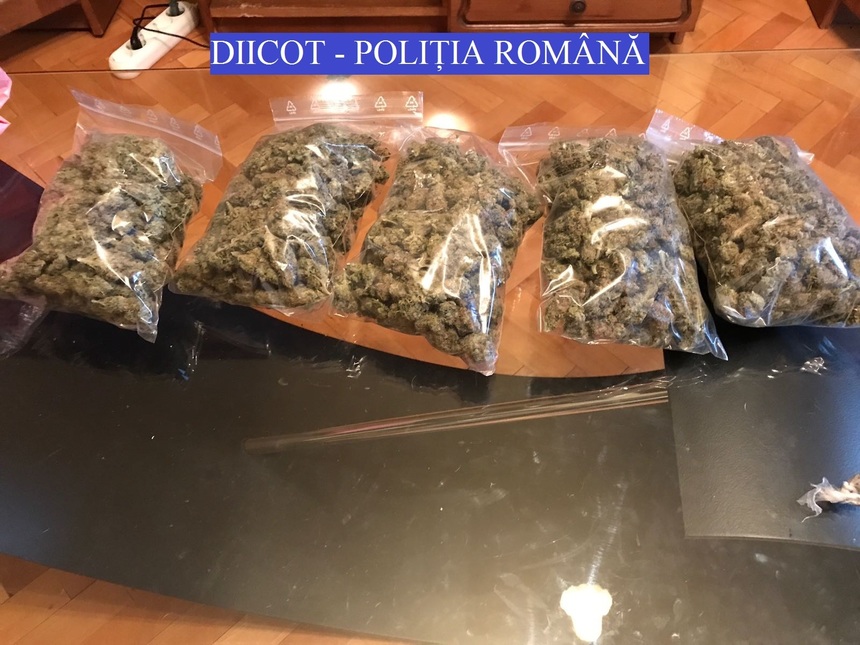 Braşov: Reţea de traficanţi de cannabis, haşiş, cocaină şi MDMA, destructurată. Suspecţii au fost urmăriţi încă din aprilie