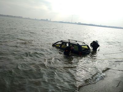 O maşină a căzut în Lacul Morii; scafandrii caută posibile victime. FOTO/VIDEO