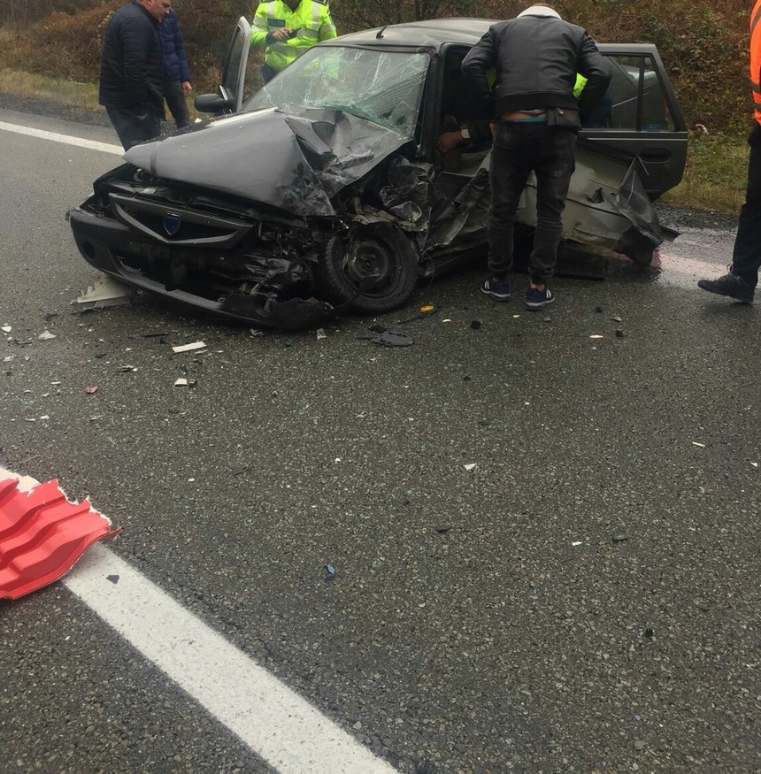 Trafic blocat pe DN 7, în judeţul Vâlcea, din cauza unui accident produs între un TIR şi un autoturism