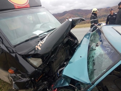 Trei morţi şi doi răniţi în urma unui accident rutier în Caraş- Severin, după ce un şofer a vrut să depăşească mai multe maşini

