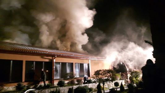 UPDATE - Incendiu izbucnit în sauna unui hotel din Sovata; un angajat s-a intoxicat cu fum. FOTO