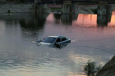 Argeş: O femeie a plonjat cu autoturismul în canalul de legătură al unui lac de acumulare