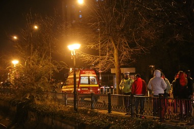 Intervenţie a pompierilor pentru salvarea unui bărbat care a căzut cu maşina în Dâmboviţa. FOTO/ VIDEO