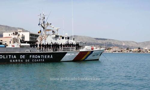 Aproape 70 de migranţi aflaţi pe o ambarcaţiune în Marea Egee, salvaţi de poliţiştii de frontieră români. VIDEO