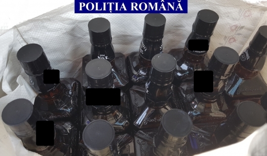 Bărbat care cumpăra sticle goale de whisky pe care le umplea cu alcool, apă şi arome alimentare şi le vindea ca produs original, cercetat de poliţişti