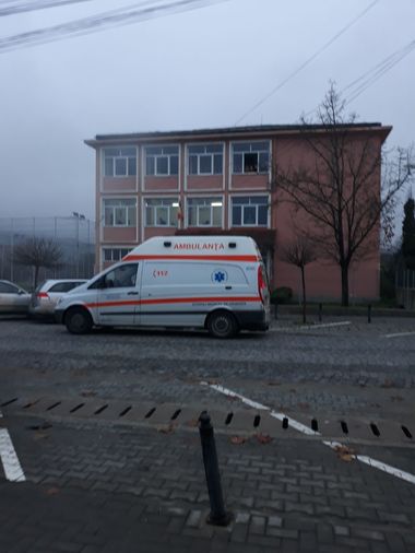 Arad: Elevă de 14 ani lovită de maşină lângă şcoală, unde a traversat strada neregulamentar