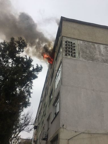 Explozie urmată de un incendiu într-un bloc din Constanţa; nu sunt persoane rănite. VIDEO