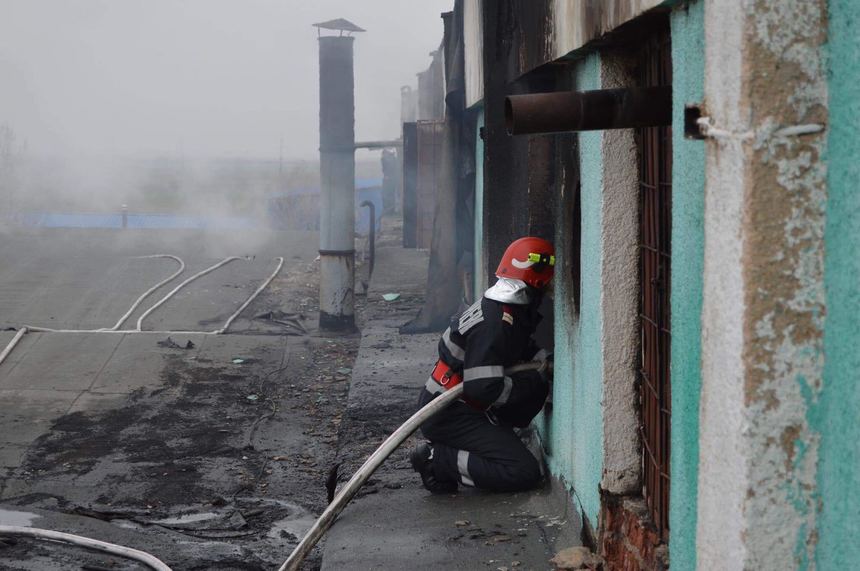 Brăila: Intervenţie dificilă a pompierilor la un incendiu izbucnit într-o fabrică dezafectată