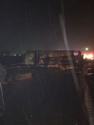 Vâlcea: Trafic blocat pe DN 7, din cauza unui TIR plin cu buşteni care s-a răsturnat