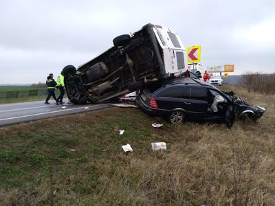 Olt: Un bărbat a murit după ce autoutilitara pe care o conducea a lovit un autoturism, s-a răsturnat şi a rămas suspendată pe acesta. FOTO/VIDEO 