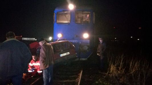 UPDATE - Mureş: O persoană a murit, după ce maşina în care se afla a fost lovită de un tren; traficul feroviar a fost blocat