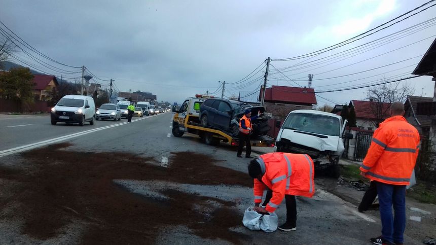 Vâlcea: Trafic alternativ pe DN 64, la Râureni, din cauza unui accident în care au fost implicate patru maşini