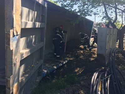 Prahova: Trafic blocat pe DN 1 A, la Cheia, unde un camion plin cu pietriş s-a răsturnat