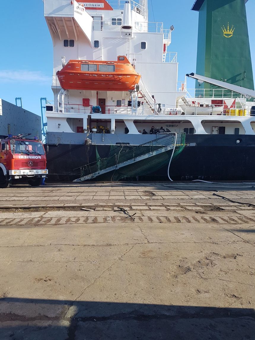 Trei persoane, rănite într-un incendiu produs la o navă din Portul Constanţa Sud Agigea. VIDEO