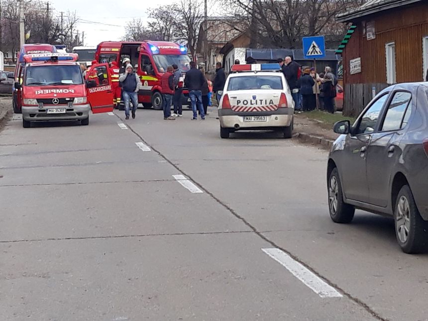 Suceava: Cinci copii au fost loviţi de o maşină în timp ce se aflau în staţia de autobuz şi au ajuns la spital