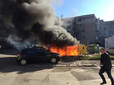 Tulcea: Trei maşini avariate, după ce un incendiu produs la o ghenă de gunoi s-a extins la autoturismele parcate în apropiere. FOTO