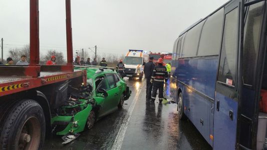 Hunedoara: Trafic blocat pe DN 7, după ce un autocar, un autoturism şi un trailer s-au ciocnit; două persoane – transportate la spital. FOTO
