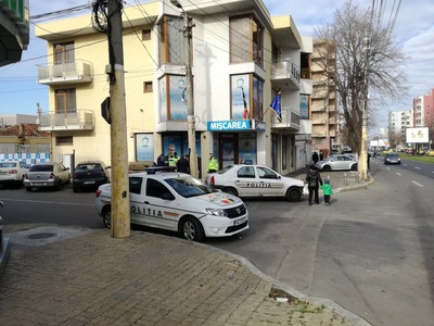 Un geam de la sediul PMP Constanţa a fost spart; poliţiştii fac cercetări pentru distrugere