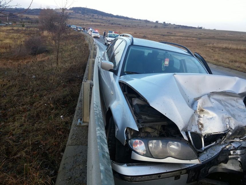 Patru copii şi doi adulţi, răniţi într-un accident rutier produs pe un drum judeţean în apropiere de municipiul Sibiu