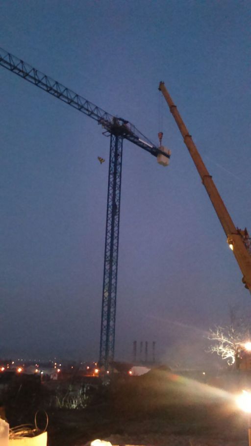 Piteşti: Operaţiune de demontare a macaralei care risca să se prăbuşească. VIDEO