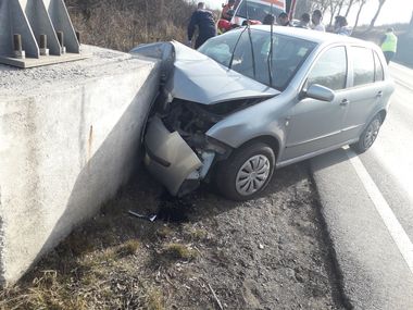Sibiu: Trei persoane au fost rănite după ce maşina în care se aflau a intrat într-un stâlp în localitatea Tălmaciu