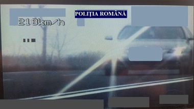 Buzău: Tânăr de 19 ani la volanul unui bolid, prins de poliţişti rulând cu 218 kilometri la oră pe E85