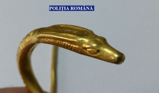 Brăţară din aur ce ar putea data din perioada dacică, descoperită la un bărbat din Olt