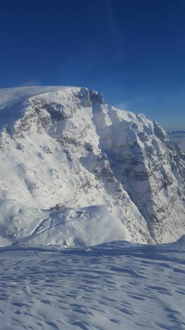 Risc însemnat de avalanşă în Munţii Bucegi. Mai multe trasee montane sunt închise 