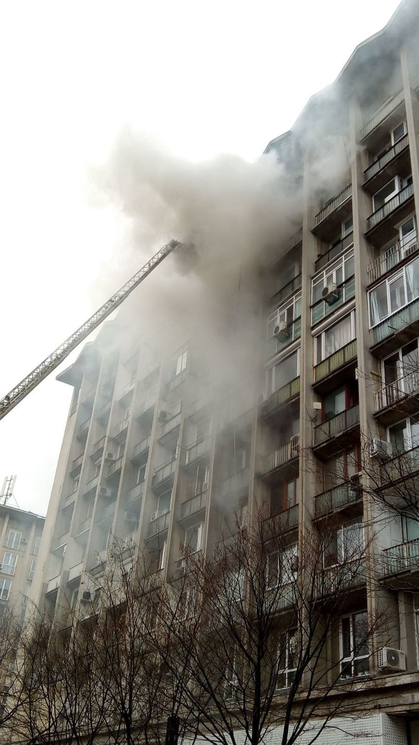 UPDATE - Incendiu puternic într-un bloc din centrul Capitalei. Mai mulţi locatari au fost evacuaţi