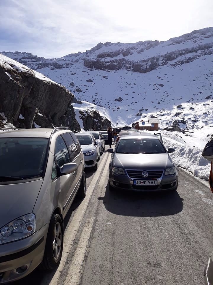 UPDATE - Coloane de maşini pe DN 1, DN 7 sau Autostrada Bucureşti-Piteşti, dar şi în aproape toate punctele de trecere a frontierei cu Ungaria. La Nădlac se aşteaptă câteva ore pentru a ieşi din ţară. FOTO