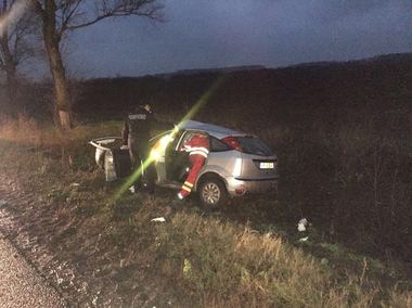 Arad: Doi morţi, doi răniţi şi trafic blocat pe DN 79, în urma coliziunii dintre un TIR şi o maşină. FOTO
