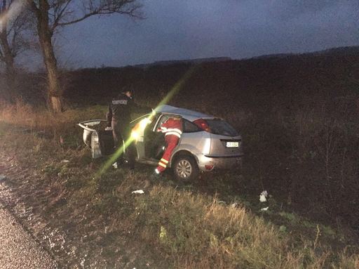 Arad: Doi morţi, doi răniţi şi trafic blocat pe DN 79, în urma coliziunii dintre un TIR şi o maşină. FOTO