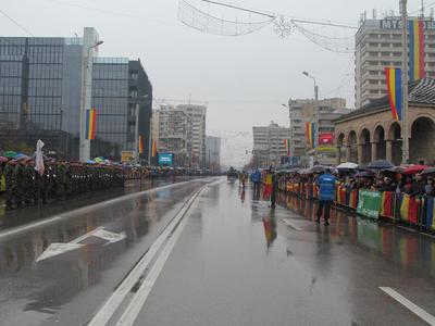 Aproximativ 10.000 de persoane, la manifestările organizate la Iaşi de Ziua Naţională; unii dintre ei le-au cerut autorităţilor să scurteze discursurile din cauza ploii