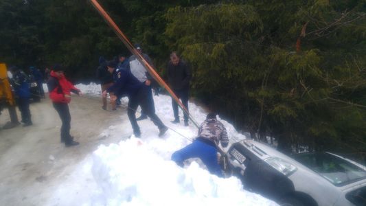Dâmboviţa: Jandarmii montani au intervenit pentru salvarea unei familii care căzuse cu maşina într-o râpă adâncă de 15 metri. FOTO/ VIDEO