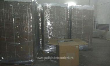 Dolj: Opt tone de tutun mărunţit, găsite într-un autocamion, în Vama Bechet; valoarea de piaţă – un milion de euro. FOTO/ VIDEO