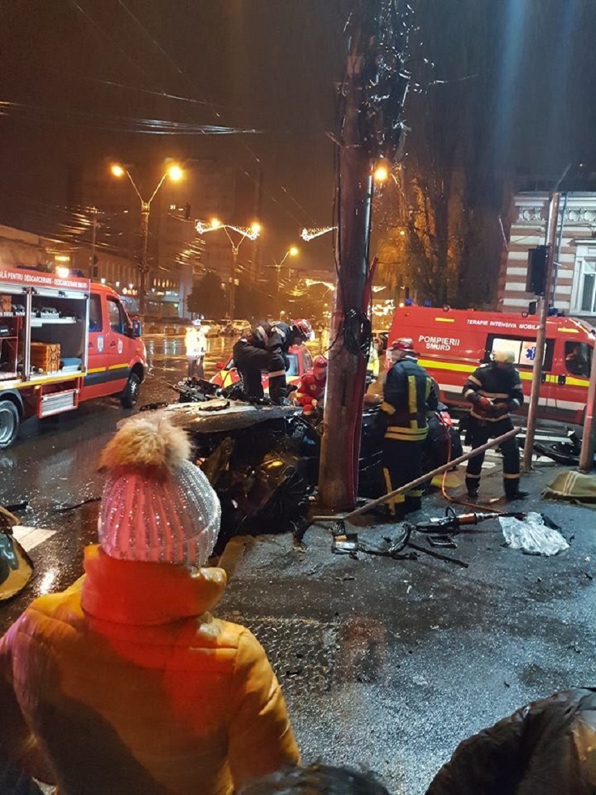 Accident în centrul oraşului Galaţi: Două persoane au murit, iar alte două au ajuns în spital după ce maşina în care se aflau a intrat într-un stâlp