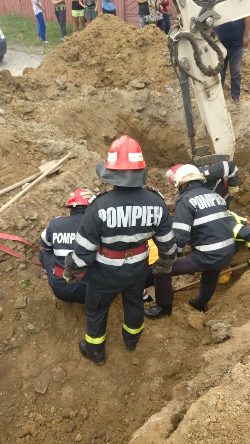 Dolj: Două persoane surprinse de un mal de pământ, pompierii intervin cu mai multe echipaje. VIDEO