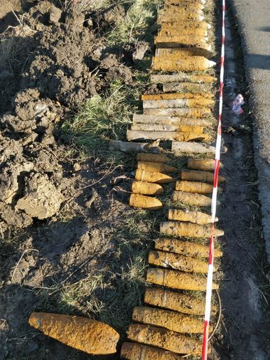 Zeci de proiectile din al doilea război mondial, găsite în Timiş de către mai mulţi muncitori care săpau un şanţ