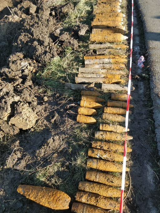 Zeci de proiectile din al doilea război mondial, găsite în Timiş de către mai mulţi muncitori care săpau un şanţ