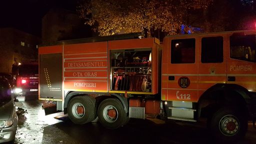 Constanţa: Cinci persoane, intoxicate cu fum în urma unui incendiu izbucnit într-un apartament de bloc; mai mulţi locatari, evacuaţi. VIDEO