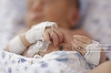 Buzău: O femeie care şi-a abandonat bebeluşul în vârstă de aproximativ o lună în curtea Spitalului Judeţean, căutată de Poliţie