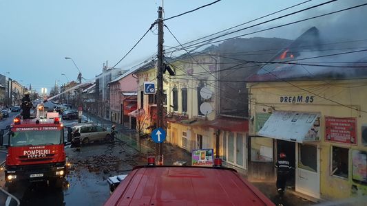 O persoană a murit într-un incendiu puternic izbucnit la două imobile din Timişoara; zeci de pompieri intervin. FOTO/VIDEO