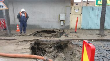 Tulcea: O porţiune de stradă s-a surpat; o maşină a căzut în groapa formată după ce a cedat o magistrală de apă. FOTO