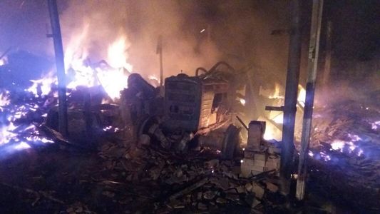 Incendiu puternic la o microfermă din Vrancea. FOTO