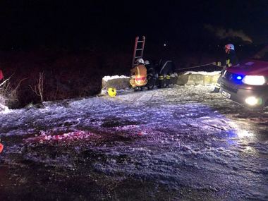 Autoturism căzut într-un canal de alimentare cu apă din Reghin. Echipele de intervenţie nu au găsit şoferul şi posibilii pasageri. FOTO