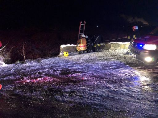 Autoturism căzut într-un canal de alimentare cu apă din Reghin. Echipele de intervenţie nu au găsit şoferul şi posibilii pasageri. FOTO