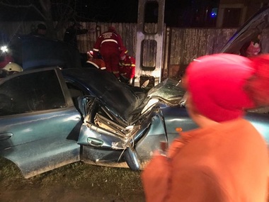 Buzău: Un bărbat şi fiul său de 10 ani, răniţi grav după ce maşina în care se aflau s-a răsturnat, izbindu-se de un stâlp