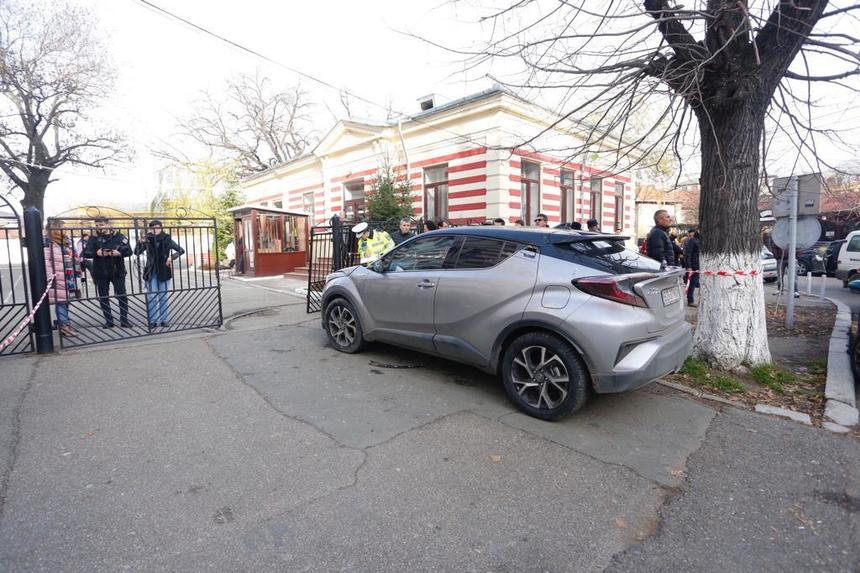 Poliţia Buzău: Conducătoarea auto a acroşat poarta de acces în curtea şcolii, iar şase persoane au fost rănite în urma căderii porţii metalice