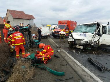 Sibiu: Trafic complet blocat pe DN 7, după ce două microbuze s-au ciocnit. Trei persoane au fost rănite, una fiind încarcerată. FOTO