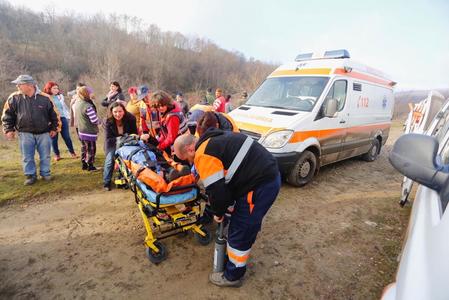 UPDATE - Buzău: Şase persoane, la spital după ce puntea pe care se aflau s-a rupt. FOTO/VIDEO